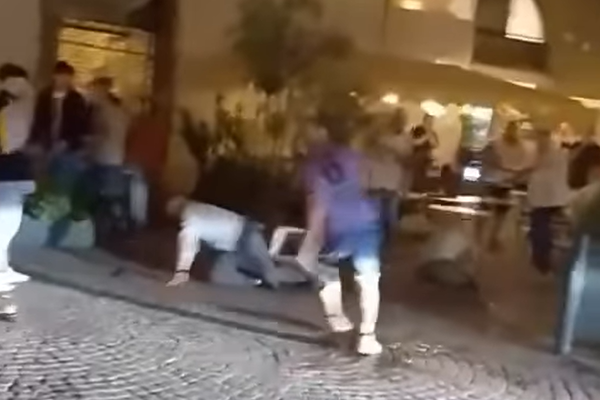 Viterbo – Il video della rissa a piazza del Comune finisce sui social, i cittadini: “Ogni sera qui è così”