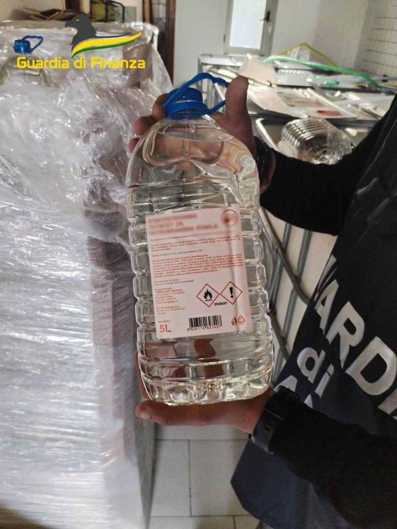 1 milione di litri d’alcol etilico di contrabbando spacciato per igienizzante, un arresto e 20 denunce