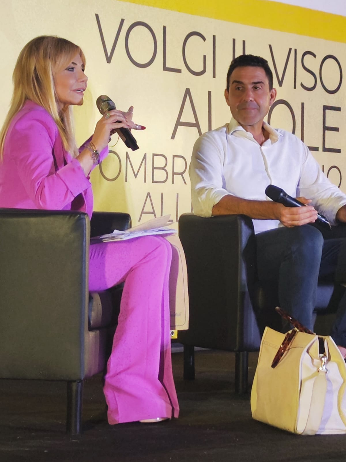 “A Bruxelles sono tutti onorevoli, io sarò l’unico generale”, Vannacci a ruota libera sul palco di Ombre