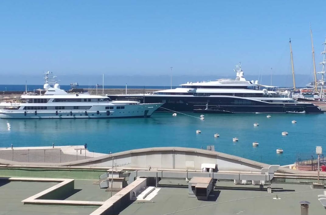 A spasso tra Ostia e Civitavecchia il mega yacht Carinthia VII: 97 metri di lunghezza