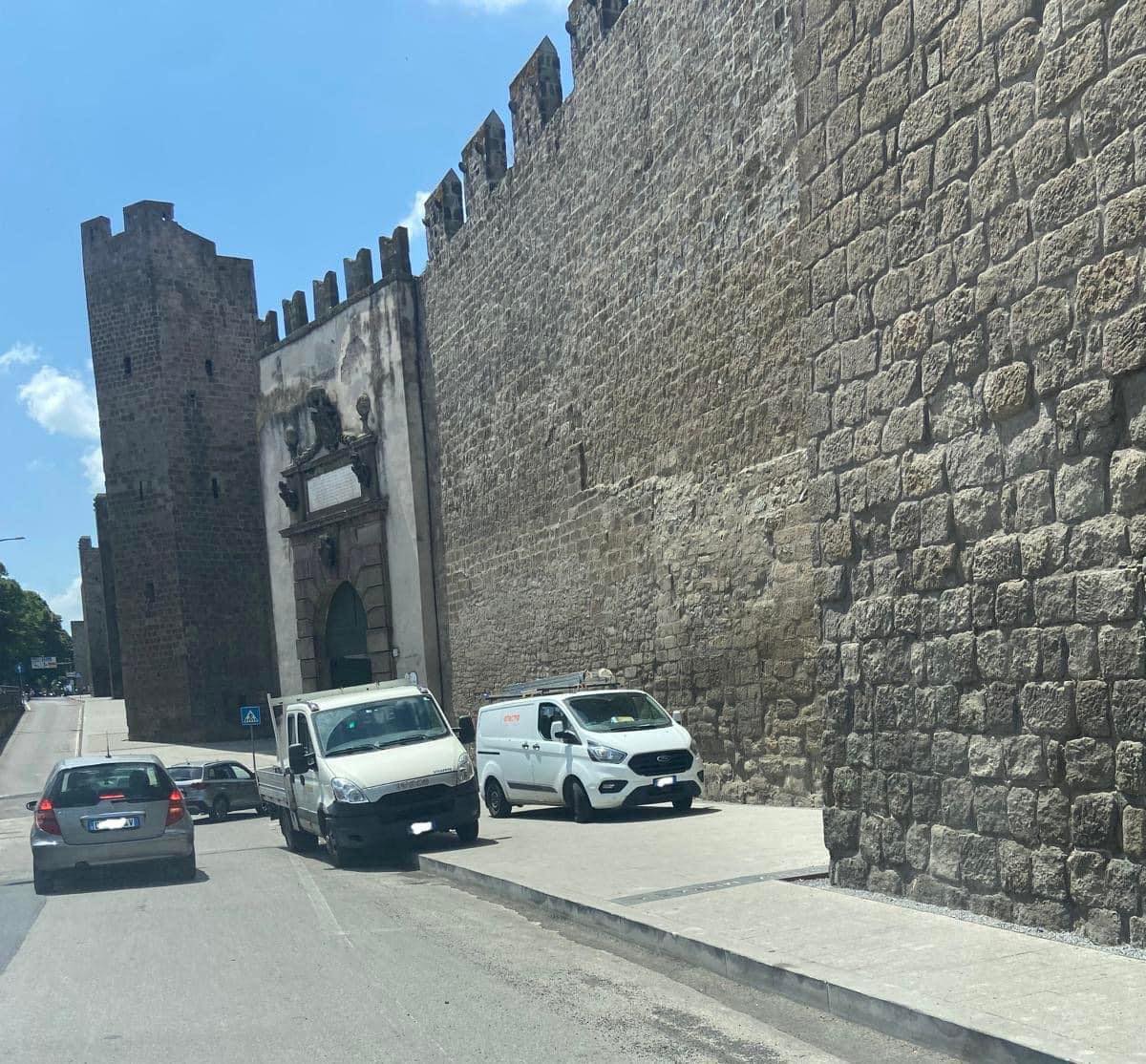 A Viterbo la passeggiata intorno alle mura diventa parcheggio selvaggio