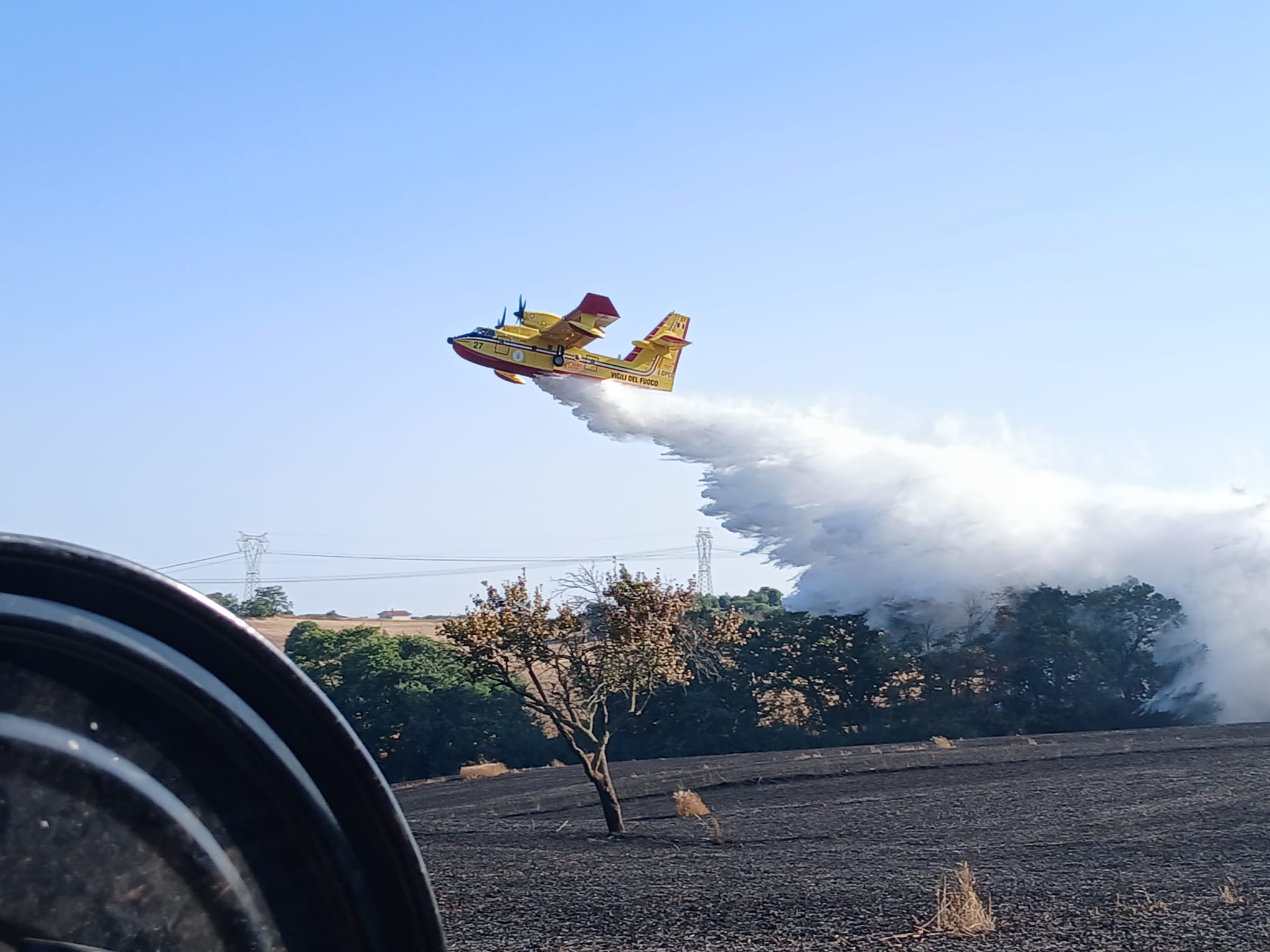 Cerveteri, incendio devastante a Castel Campanile: rogo domato dopo oltre 24 ore (FOTO)