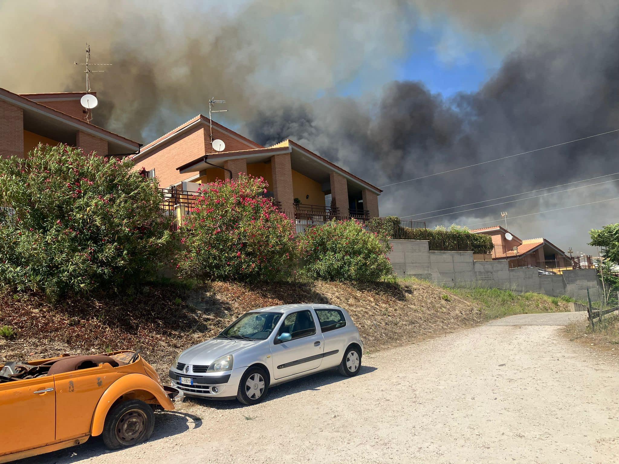 Roma – Vasto incendio a Casal Lumbroso, alcune case evacuate