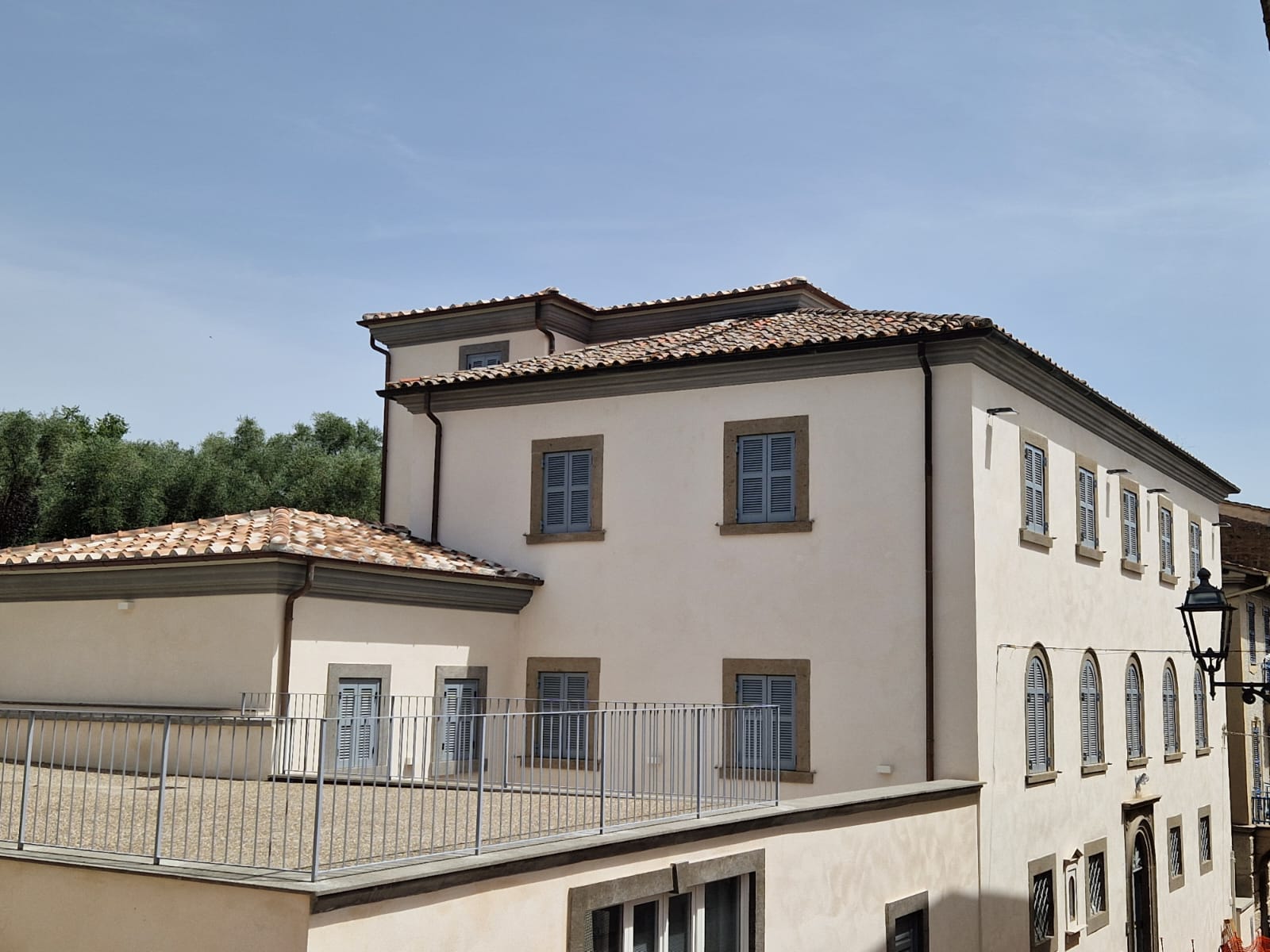 Bassano in Teverina – Inaugurata la nuova sede del comune, il sindaco Romoli: “Nuovo inizio, uno di quelli storici”