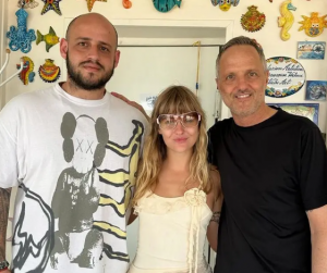 Sfilata di vip a Santa Marinella, all’Isola del Pescatore ci sono Pilar Fogliati e Victoria dei Maneskin