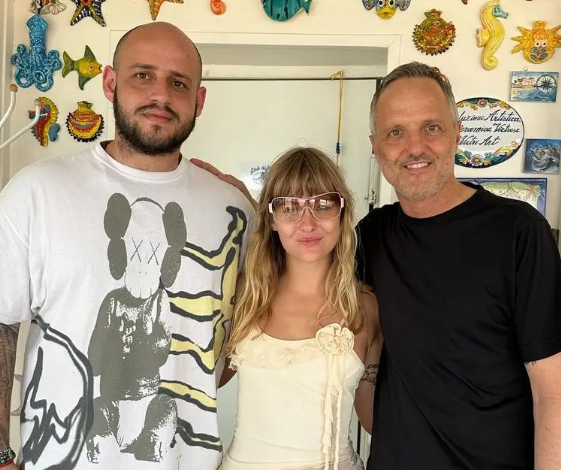 Sfilata di vip a Santa Marinella, all’Isola del Pescatore ci sono Pilar Fogliati e Victoria dei Maneskin