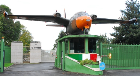 Follia a Latina, a tutta velocità con l’auto dentro aeroporto militare: arrestato 50enne