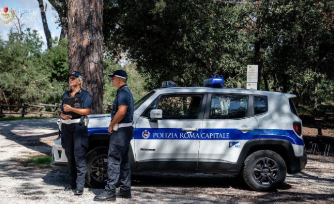 Ostia, tenta di pavimentare area verde demaniale: arrestata 66enne