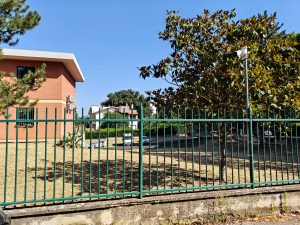 Viterbo – Comando polizia locale liberato dalle erbacce su segnalazione della consigliera Luisa Ciambella