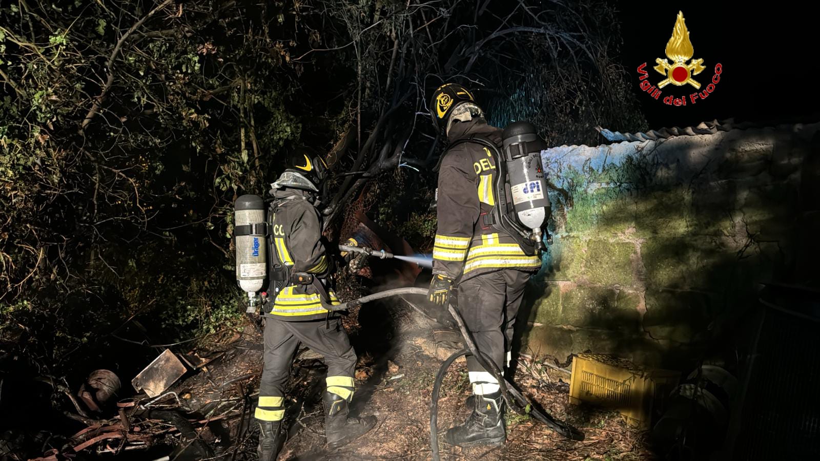 Allumiere, incendio di sterpaglie nella notte: le fiamme lambiscono due bombole di Gpl