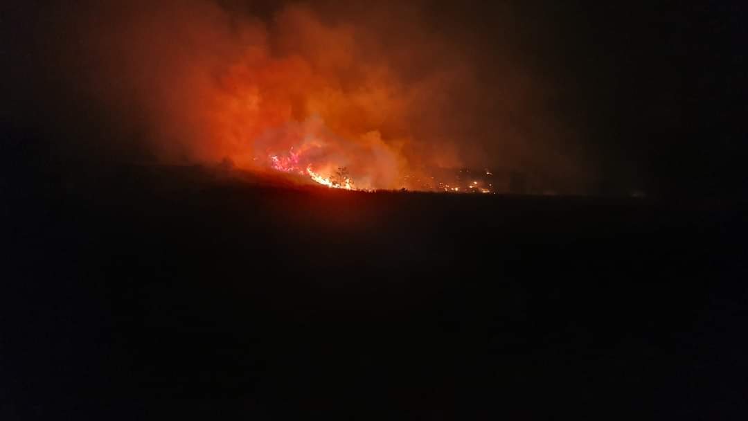 MARTA – Incendio lungo strada Martana, in fiamme un capannone