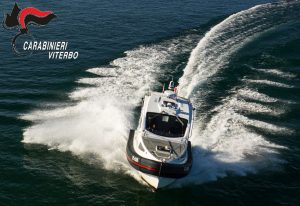 Capodimonte, cade mentre fa sci d’acqua sul lago: salvato dai carabinieri