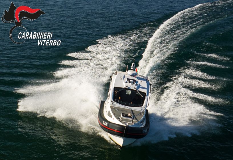 Capodimonte, cade mentre fa sci d’acqua sul lago: salvato dai carabinieri