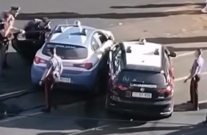 Roma – Incidente tra polizia e carabinieri manda traffico in tilt, il video diventa virale