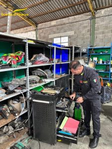 Sabaudia, scoperta autofficina abusiva: all’interno droga e armi