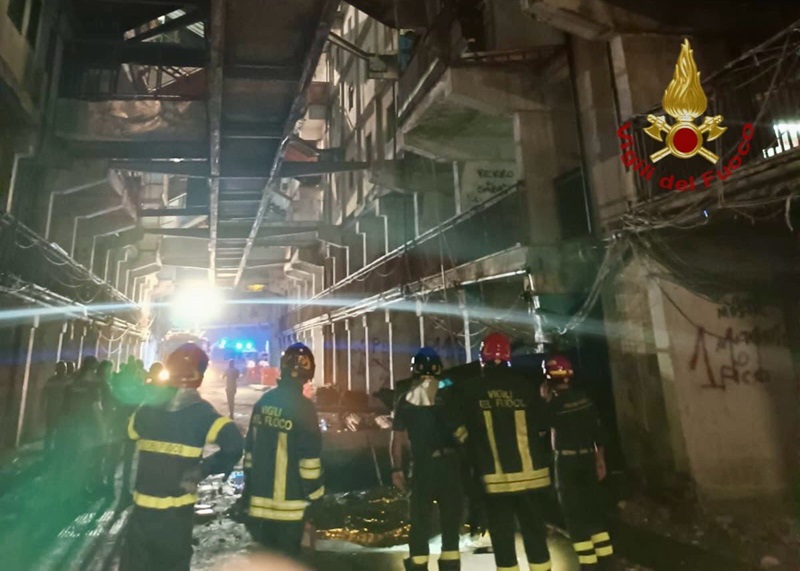 Napoli – Scampia: crolla corridio collegamento in Vela Celeste, due morti e 23 feriti