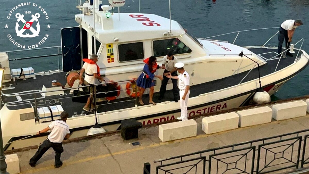 Gaeta, natante in avaria a quasi dieci miglia dalla riva: la Guardia Costiera salva nove persone