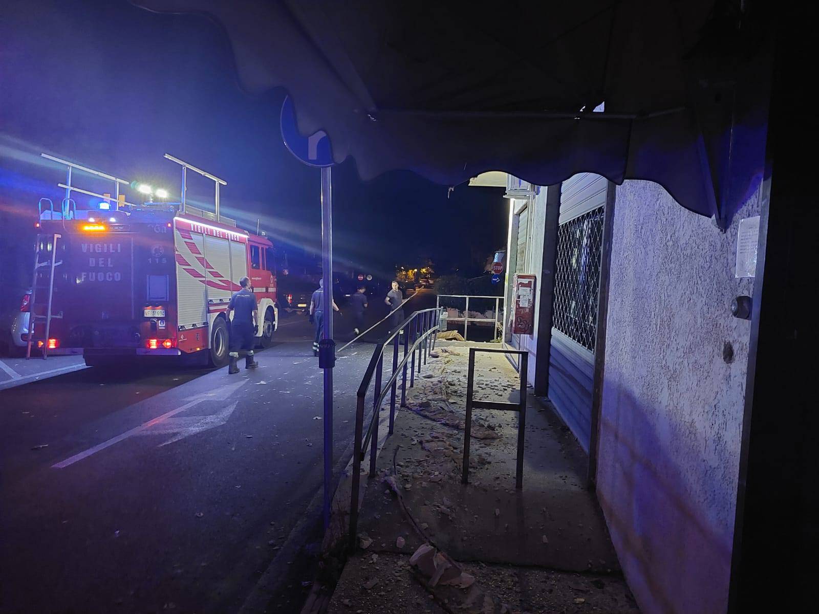 Paura a Marina di Cerveteri, crolla cornicione dell’ufficio postale