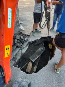 Montefiascone – Voragine si apre in via Dante Alighieri, ma il Comune “ci mette la pezza”