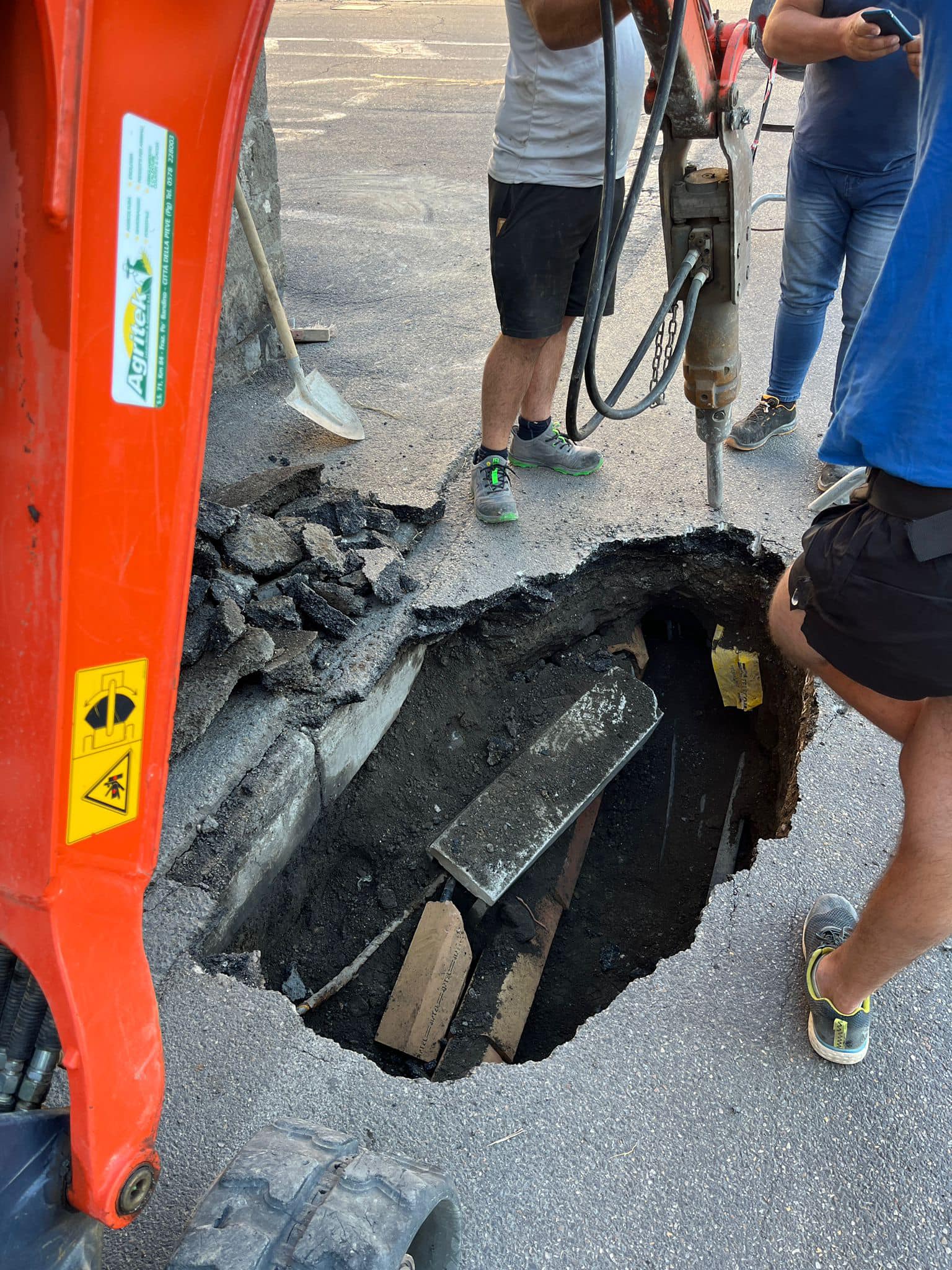 Montefiascone – Voragine si apre in via Dante Alighieri, ma il Comune “ci mette la pezza”