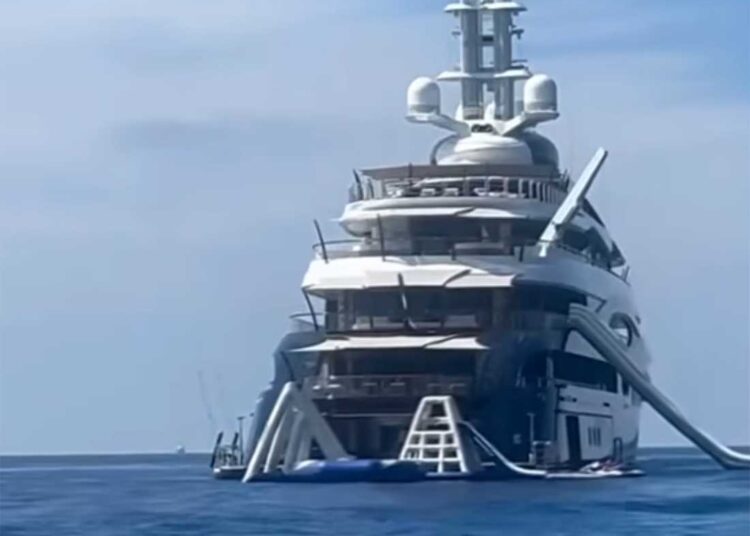 Il mega yacht di Zuckerberg “a spasso” tra Ponza ed Ostia