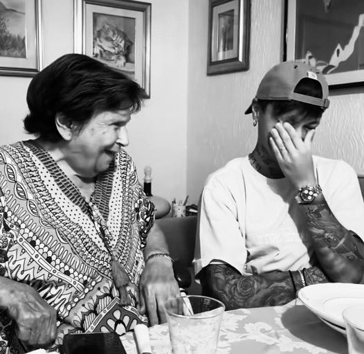 Ultimo assediato ai funerali della nonna: una fan scatta un selfie con la bara