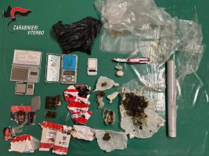 Soriano, diciottenni ai domiciliari trovati con la droga in casa: entrambi arrestati