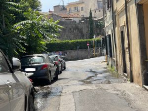 Viterbo – “Acque di scarico su via Prato Giardino, situazione nauseabonda” la denuncia di Luisa Ciambella