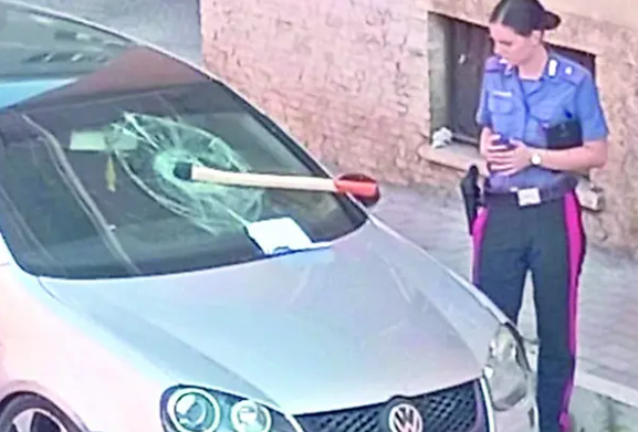 Civitavecchia, allontanato da casa per maltrattamenti si ritrova un’ascia nel parabrezza