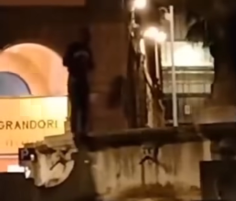 Viterbo – Degrado, straniero si arrampica e fa il bagno nella fontana di Piazza della Rocca (VIDEO)