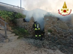 Santa Marinella, va a fuoco baracca sul lungomare: paura per un senza fissa dimora