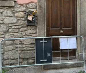 Viterbo – Sempre più abitanti fuggono dal centro storico: “Getto la spugna tra immondizia, criminalità e una transenna davanti casa”