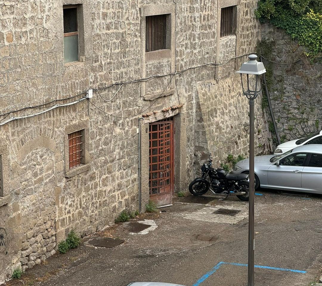 Viterbo – Viavai di giovani dall’Ospedale vecchio, sicurezza a rischio nel cuore della città (FOTO)