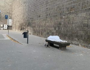 Viterbo – Passeggiata sotto le mura trasformata in dormitorio, che fine ha fatto l’ordinanza antibivacco?