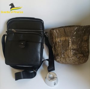 Rubano capo di abbigliamento ma vengono subito acciuffati: denunciati due giovani di 25 e 16 anni