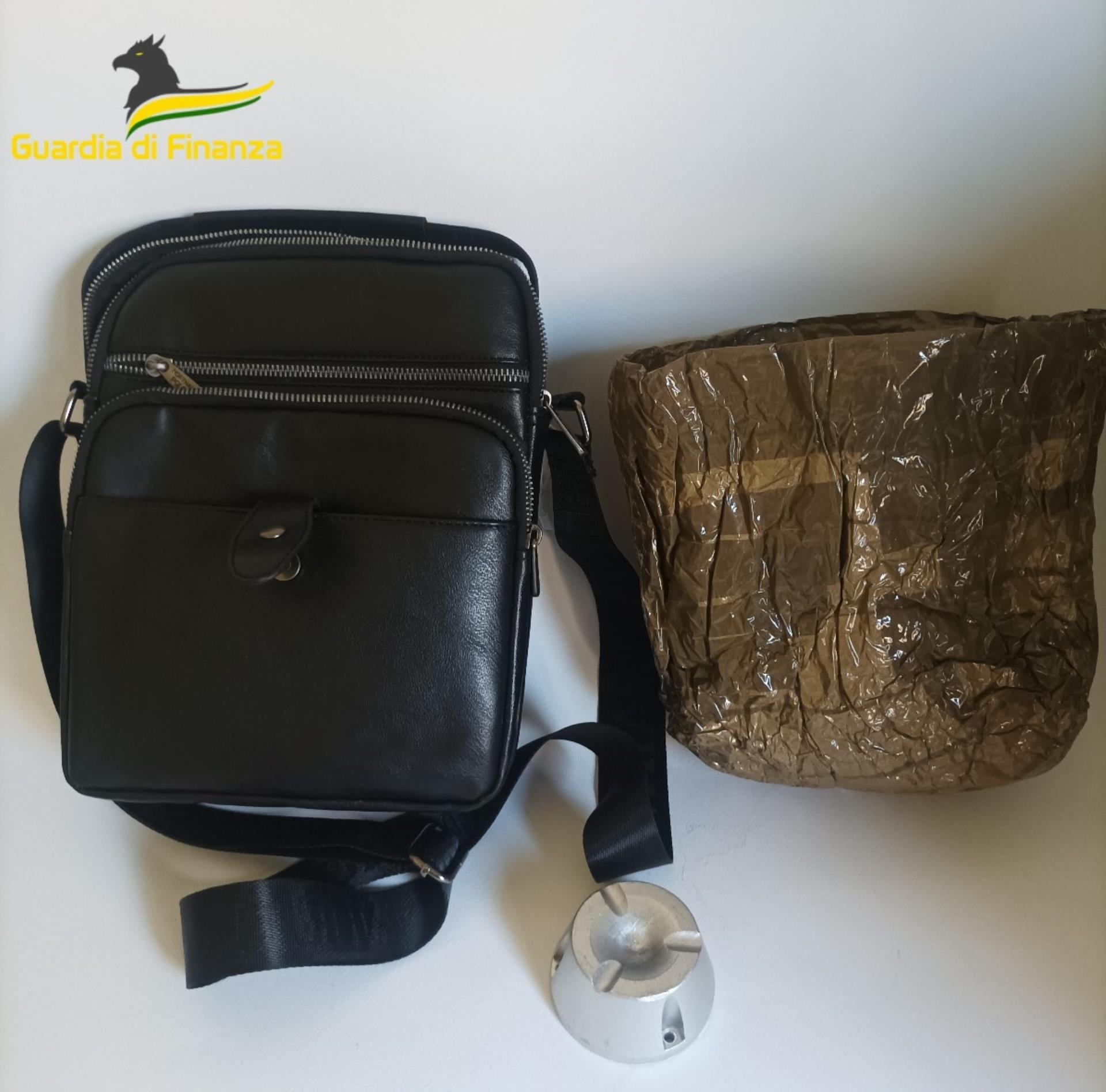 Rubano capo di abbigliamento ma vengono subito acciuffati: denunciati due giovani di 25 e 16 anni