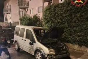 Civitavecchia, auto va a fuoco a San Liborio: intervengono i Vigili del Fuoco