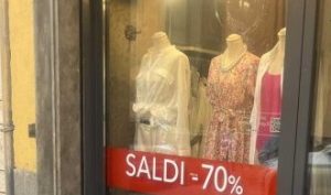 Viterbo – Ancora atti vandalici, sassi contro vetrina in pieno centro