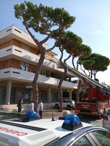 Santa Marinella, incendio in palazzina: salva donna all’interno