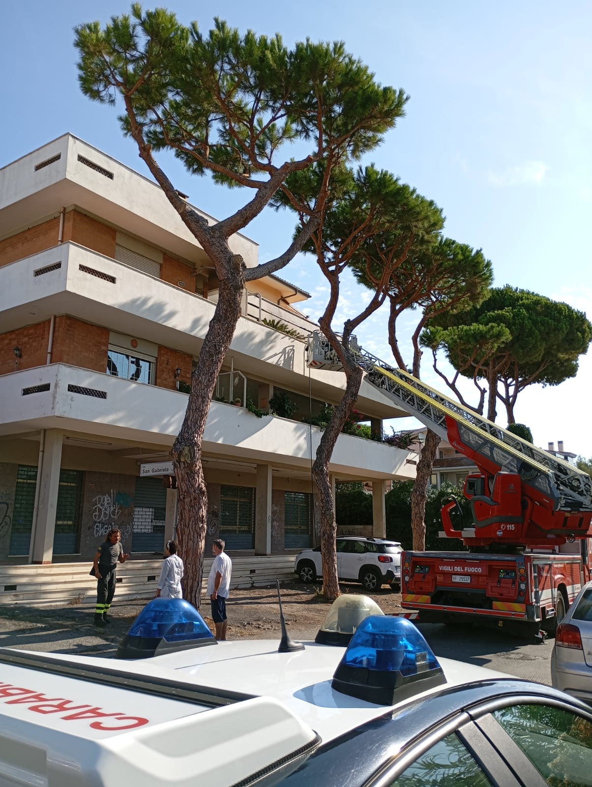 Santa Marinella, incendio in palazzina: salva donna all’interno