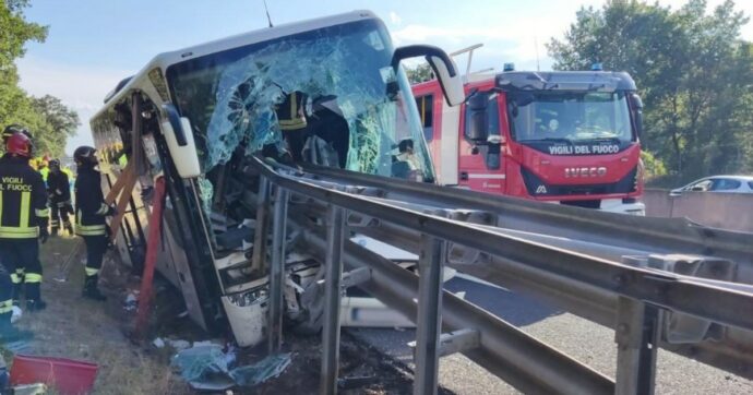 Arezzo – Pullman contro guardrail che lo taglia a metà, un morto e 25 feriti