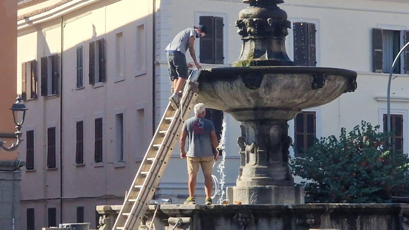Viterbo – Senza attrezzatura e senza riguardo, ecco come si puliscono le fontane storiche della città
