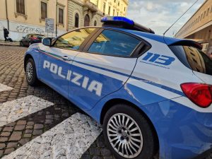 Civitavecchia – Inseguimento da film tra auto della polizia e ladri finisce con un incidente