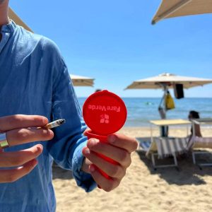 Fare Verde distribuisce posacenere portatili sulle spiagge a nord di Roma