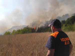 Roma – Incendi tra i quartieri Tor Cervara e La Rustica, fiamme minacciano le case