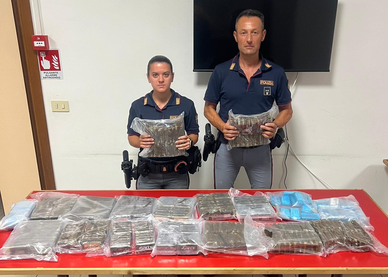 Arezzo – Trovati con 34 chili di hashish, arrestati 2 giovani di Roma