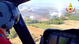 Latina – Incendio a Borgo Montello, in volo gli elicotteri dei vigili del fuoco