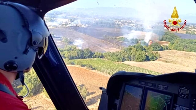 Latina – Incendio a Borgo Montello, in volo gli elicotteri dei vigili del fuoco