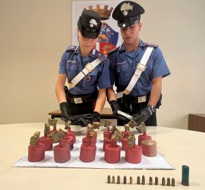Fiumicino – Sequestrate armi, droga e bombe carta, 6 arresti