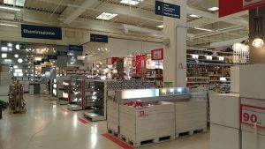 Fiumicino – Furti seriali per oltre un milione a Leroy Merlin nel parco “Da Vinci”, indagati 22 dipendenti